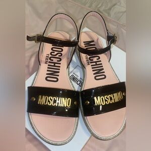 Moschino Black Sandals

913439

2.5 EU 35